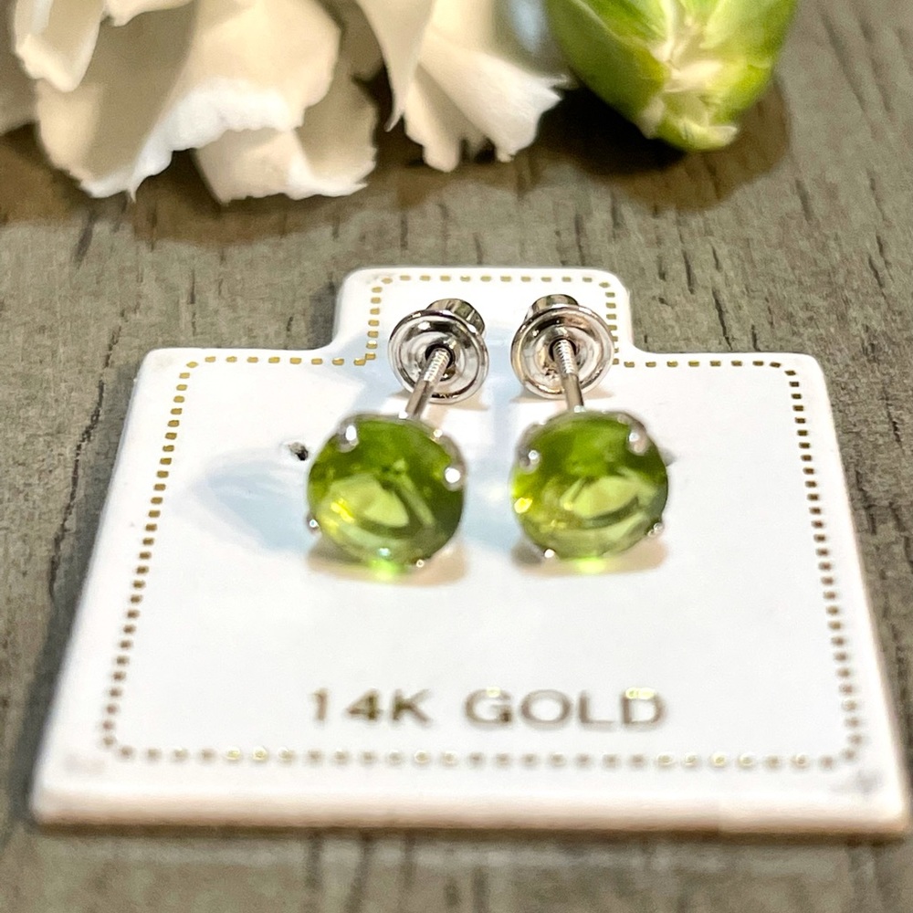 14 Karat Solid White  Gold Peridot Cz. Casting 5mm Stud Earring